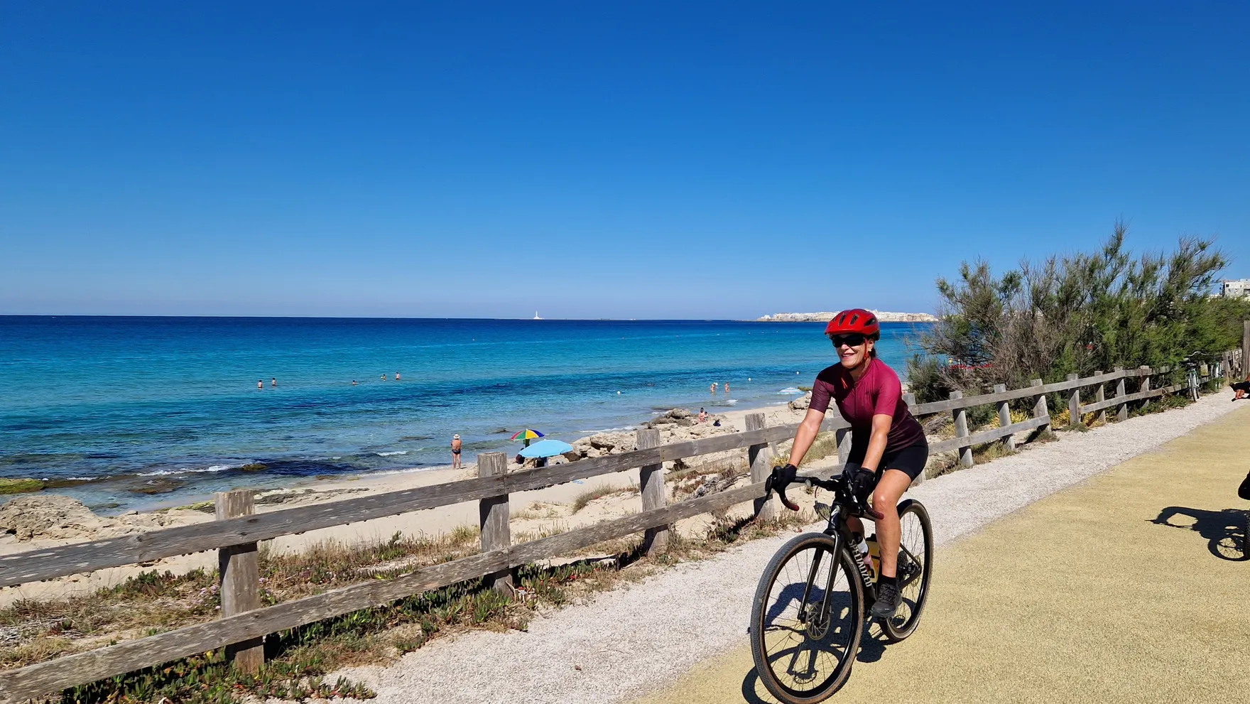 Tra il mare e la spiaggia lungo la ciclopedonale di Baia Verde (Gallipoli)