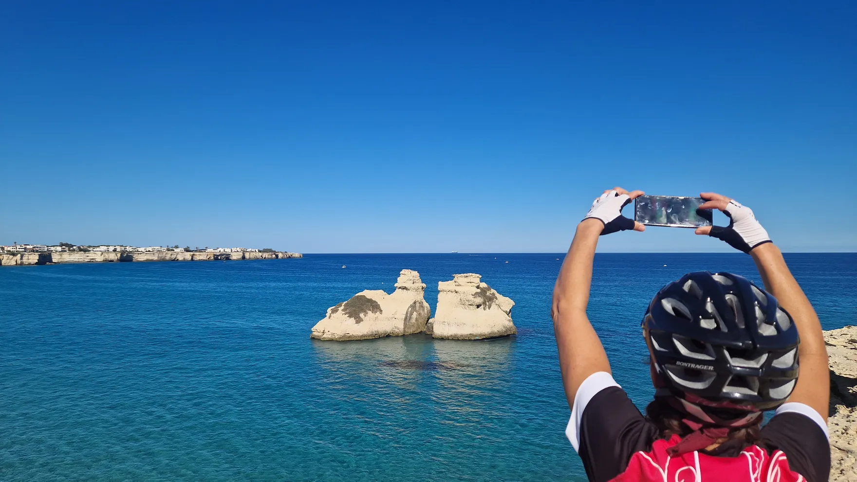 I faraglioni delle Due Sorelle nel mare di Torre dell'Orso (Melendugno)