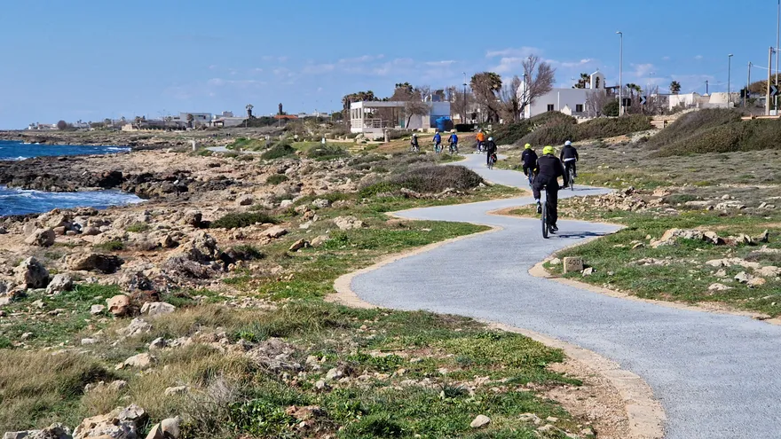 Pedalando sulla scogliera della ciclopedonale sul mare di Alliste