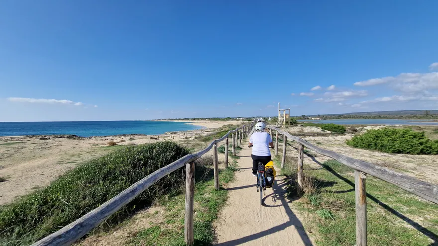 Sul sentiero tra le dune e la palude di Salina dei Monaci (Manduria)
