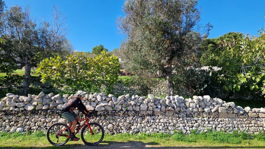 Pedalando lungo un tratturo del Capo di Leuca